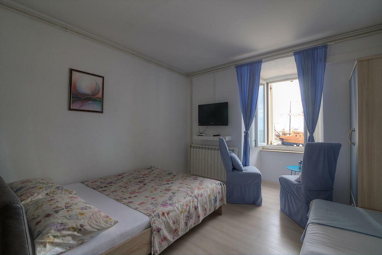 Apartments&Rooms Josephine Senj  Buitenkant foto