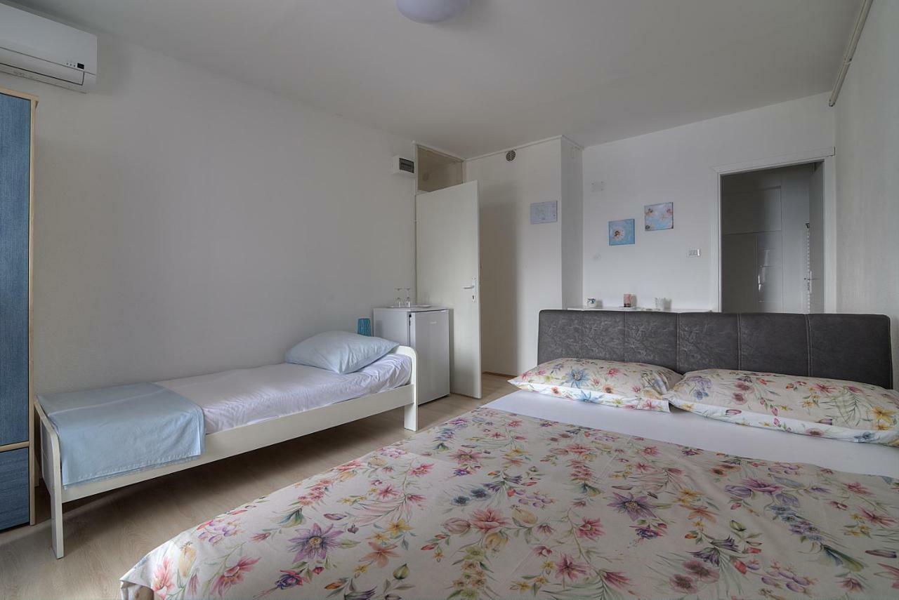 Apartments&Rooms Josephine Senj  Buitenkant foto